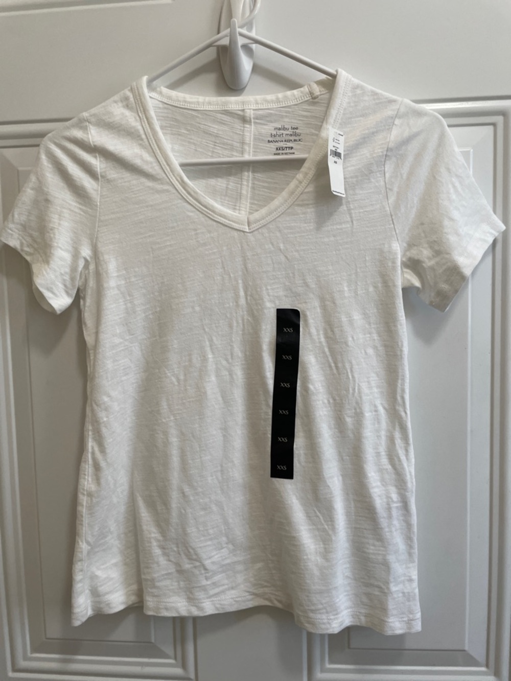 Banana Republic Factory Malibu Tee. White V Neck Short Sleeve Tee